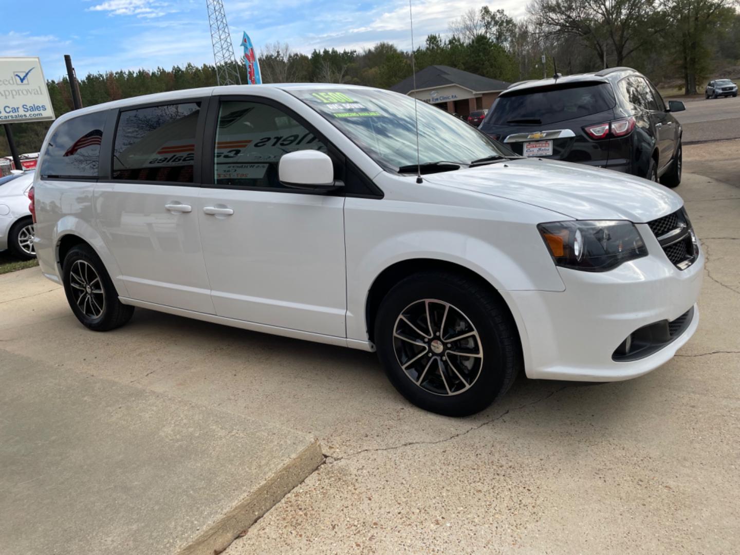 2019 White /Black Dodge Grand Caravan (2C4RDGCG6KR) , Auto transmission, located at 204 Hwy. 16 East, Carthage, MS, 39051, (601) 267-7277, 0.000000, 0.000000 - Photo#1